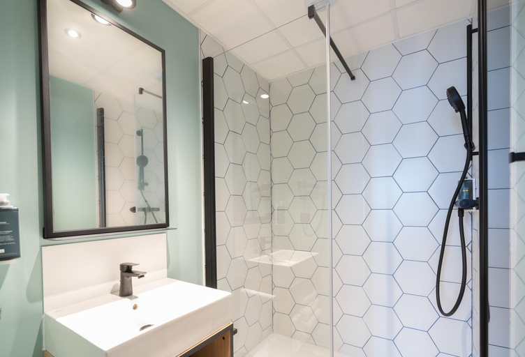 Bathroom 3, greet hotel Orthez Bearn, Pyrénées-Atlantiques