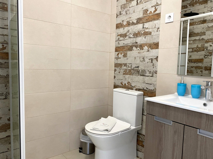 Bathroom 2, Quarteira Ocean Breeze 2 by Homing, Loulé