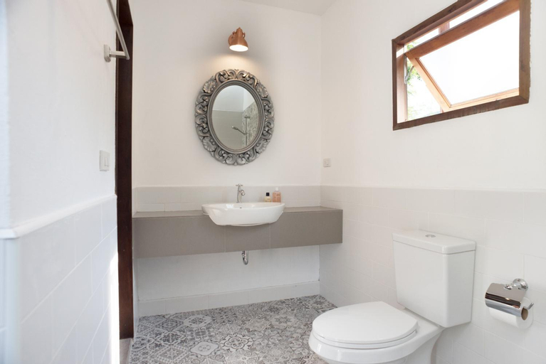 Bathroom 16