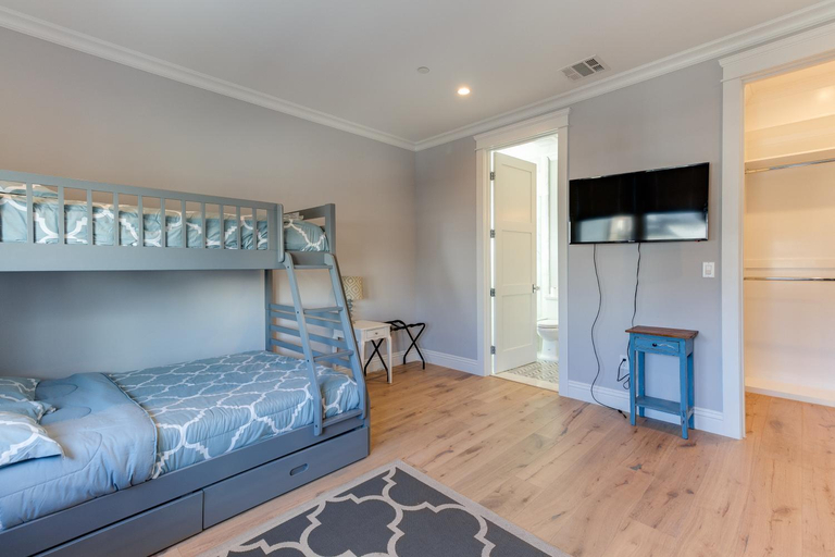 Bedroom 2, Beautiful 2 Story Right by the Water, Ocean View, Los Angeles