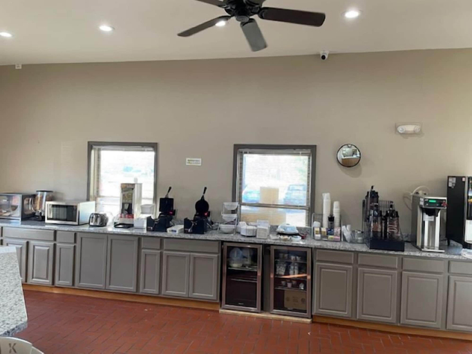 Food & Drinks 4, Super 8 by Wyndham Alton, Madison