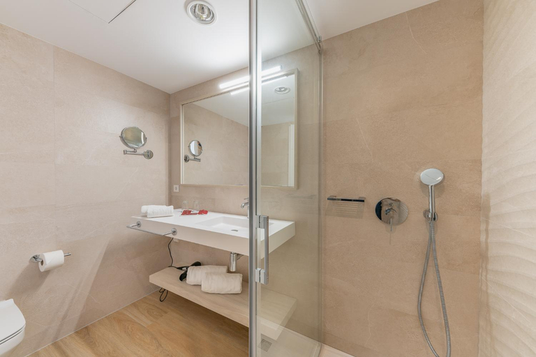 Bathroom 5, Leman, Baleares