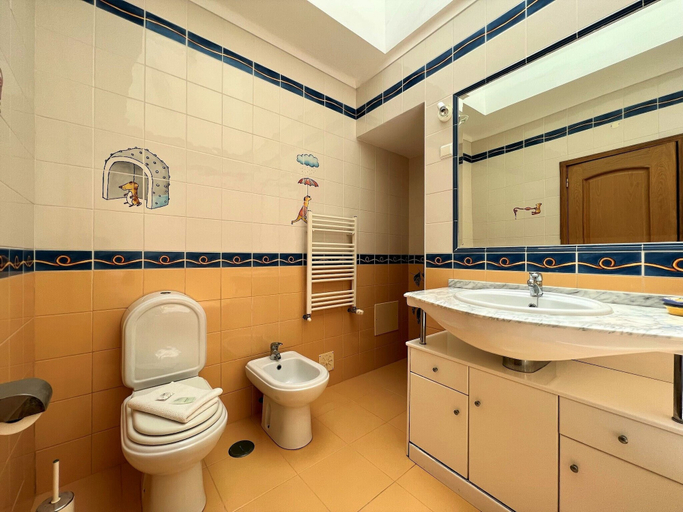 Bathroom 4, Lagos Typical House by Homing, Lagos