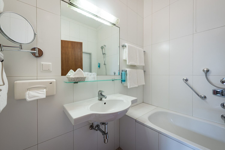Bathroom 4, Hotel Plankenhof B&B, Schwaz