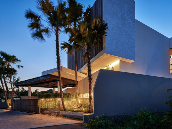 Exterior & Views