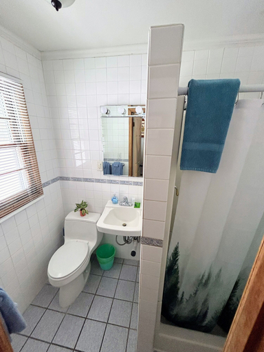 Bathroom 3, Hillcrest Motel, Delta
