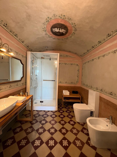 Bathroom 5, Puleera, Catania