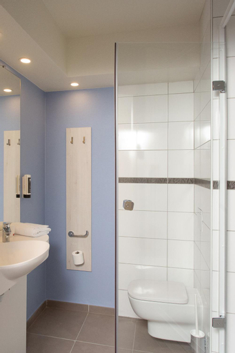 Bathroom 14