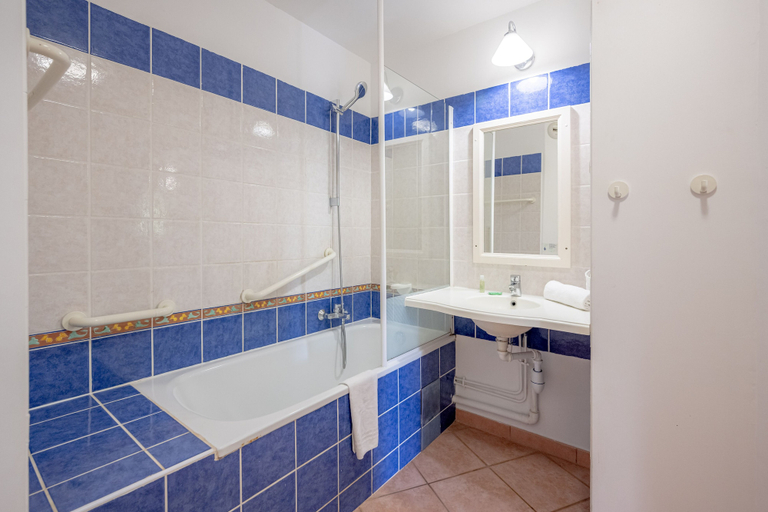 Bathroom 4, Résidence Pierre & Vacances Le Hameau de la Pinède, Var