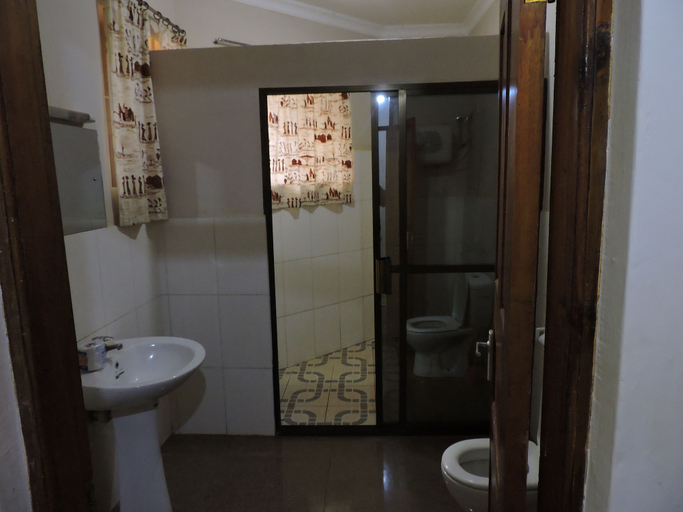 Bathroom 3, PERIGRIN REST HOUSE, Karatu
