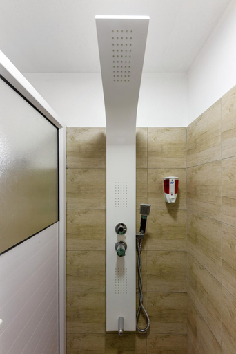 Shower 3, C-view Apartments, Black River