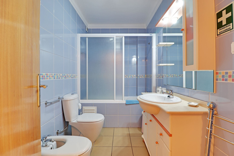 Bathroom 3, Monte Gordo Downtown by Homing, Vila Real de Santo António