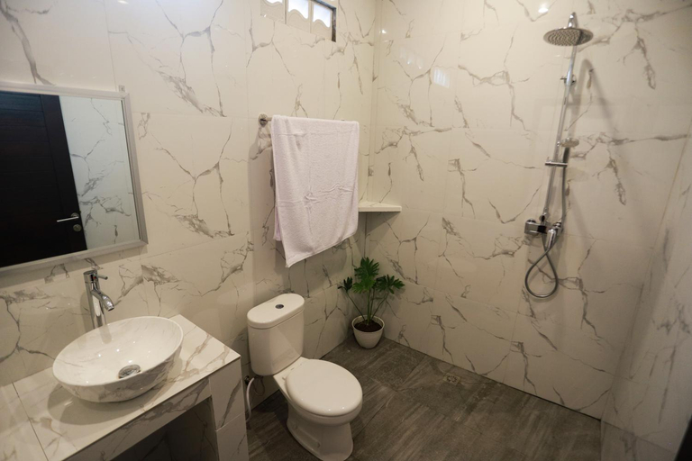 Bathroom 4, New Deluxe Room in a Comfy Apartment nearby beach, Badung
