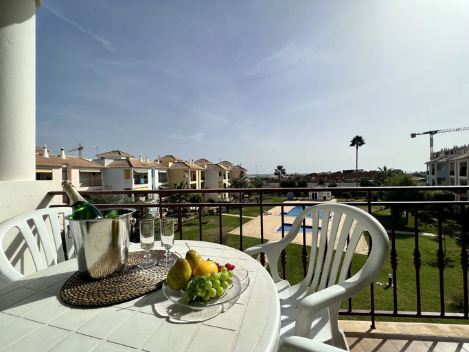 Others 5, Quarteira Elegant With Pool by Homing, Loulé