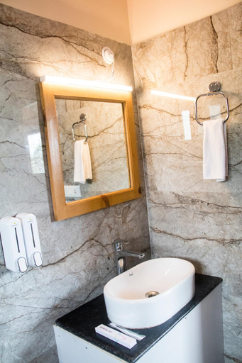 Bathroom 4, Alpine Rhapsody, Almora