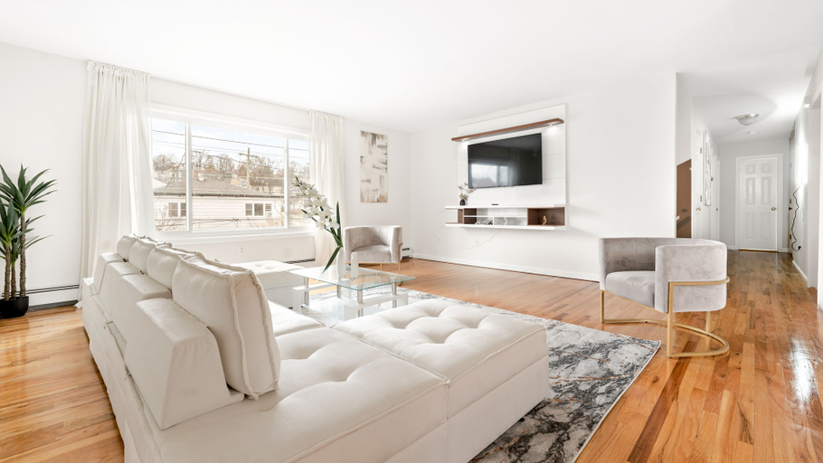 Others 3, Modern Luxury Home w GameRoom & Parking, Westchester
