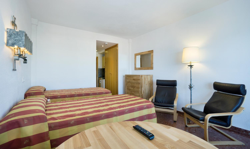 Bedroom 3, Hotel Apartamentos Bajondillo, Málaga