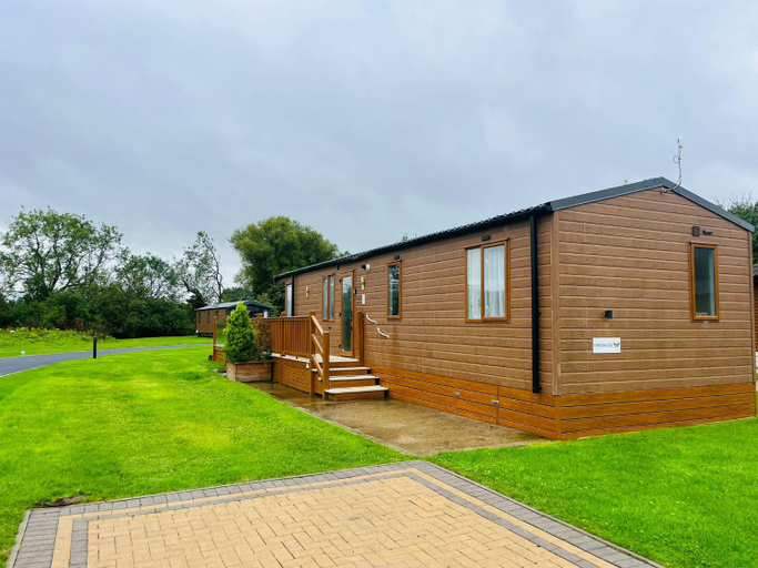 Others 4, Meadows Lodge with Hot Tub, North Yorkshire