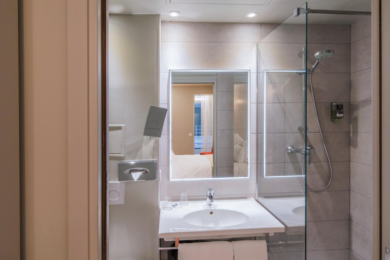 Bathroom 5, Mercure Paris Pont de Levallois Neuilly Hotel, Hauts-de-Seine