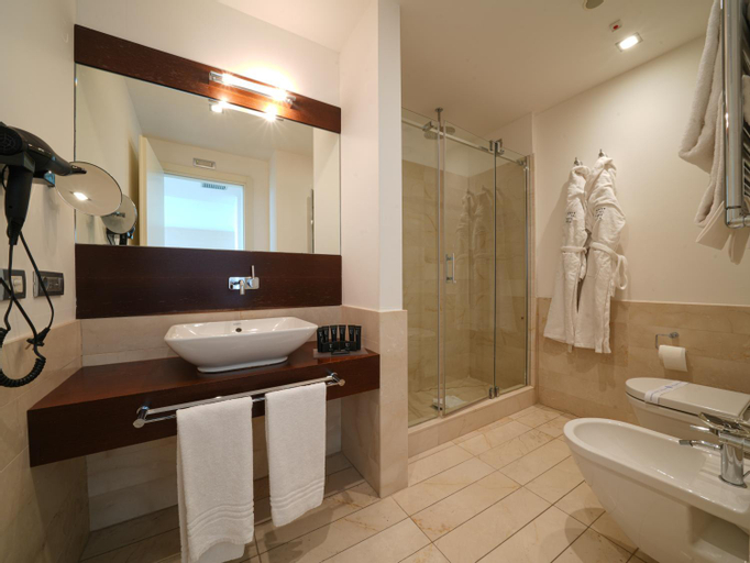 Bathroom 12