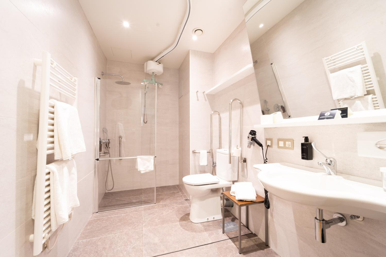 Bathroom 4, Hotel Zinema7, Guipúzcoa
