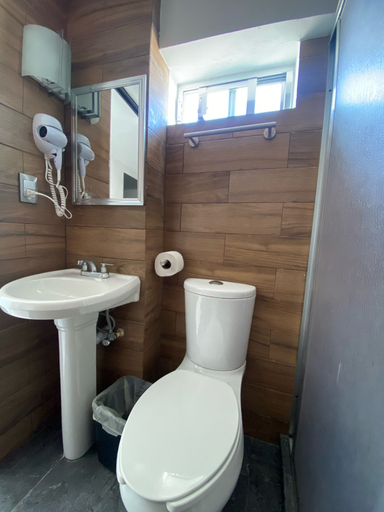 Bathroom 3, Hotel Flores, Salvador Alvarado