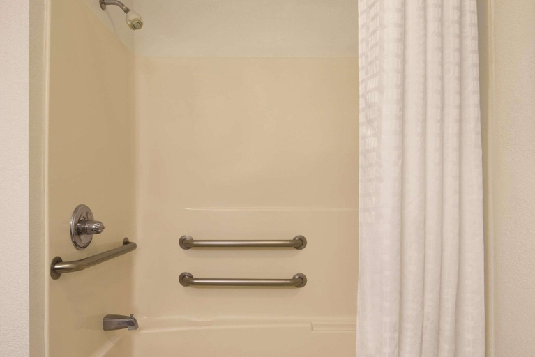 Bathroom 4, Country Inn & Suites by Radisson, Germantown, WI, Washington