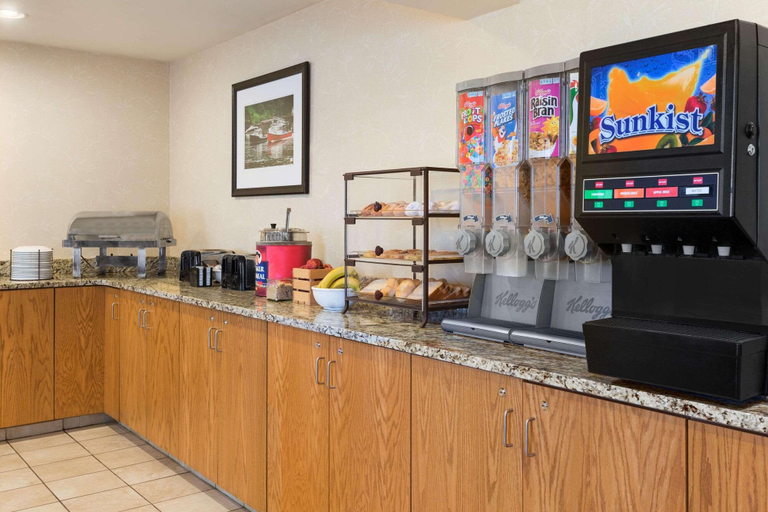 Food & Drinks 5, Country Inn & Suites by Radisson, Holland, MI, Ottawa