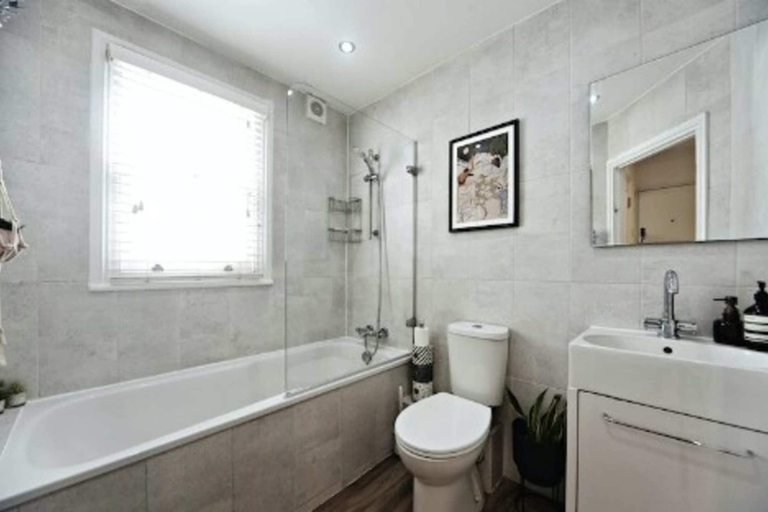 Bathroom 3, Chic 3BD Maisonette W/roof Terrace - Wandsworth!, London