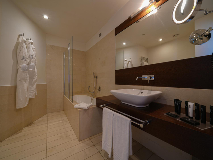Bathroom 10