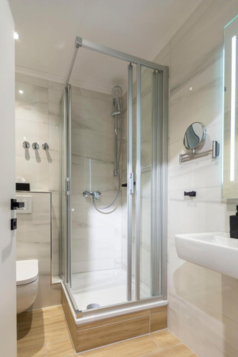 Bathroom 5, Delphi Hotel & Restaurant, Harburg