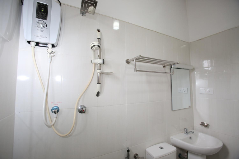 Bathroom 4, Negombo Villa near Beach/Airport - Sleeps 10, Negombo
