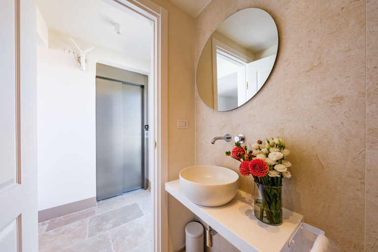 Bathroom 4, Palazzo Clemente, Bari