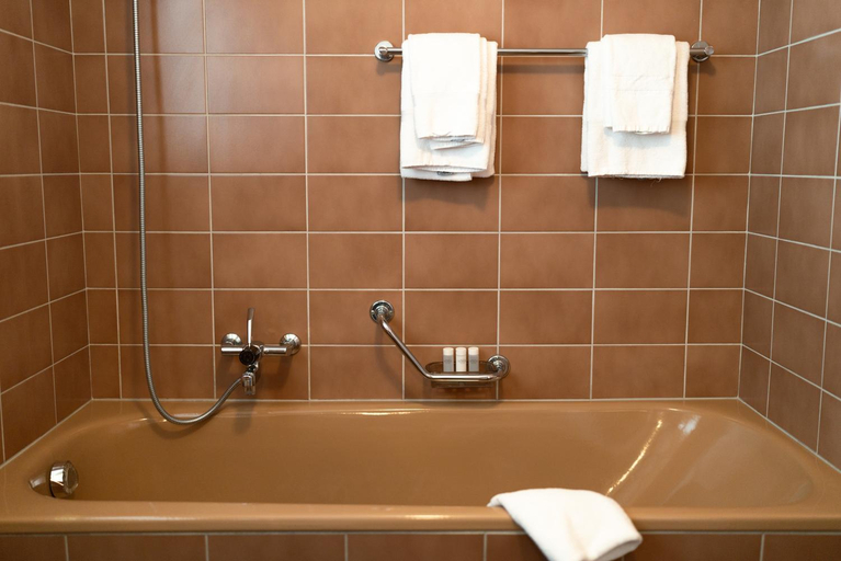 Bathroom 3, Hotel Bellevue, Niedersimmental