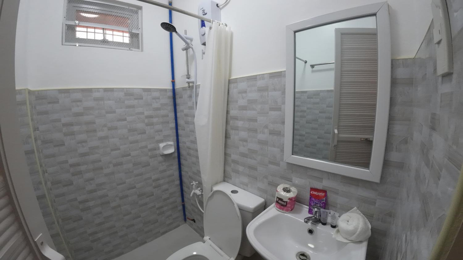 Bathroom 4, Queenslander Hotel and Restaurant, Alaminos City