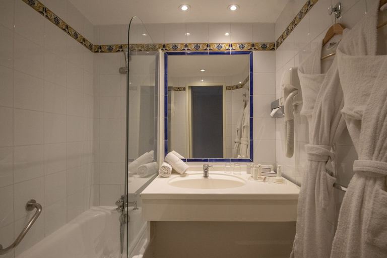 Bathroom 4, Le Cetai Cannes Beach Hotel, Alpes-Maritimes