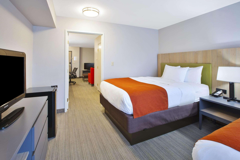 Bedroom 3, Country Inn & Suites by Radisson, Big Rapids, MI, Mecosta