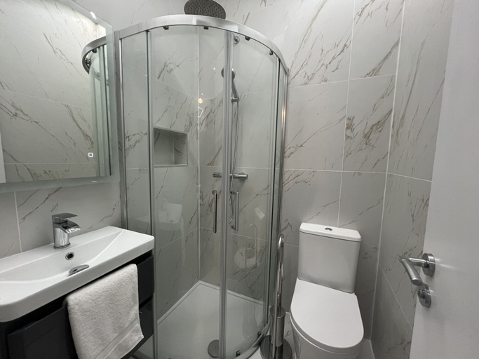 Bathroom 4, Luxurious London Studios, London