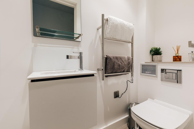 Bathroom 2, Charlecote House, Bath and North East Somerset