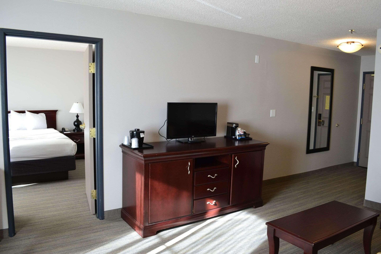 Bedroom 3, Country Inn & Suites by Radisson, Gurnee, IL, Lake