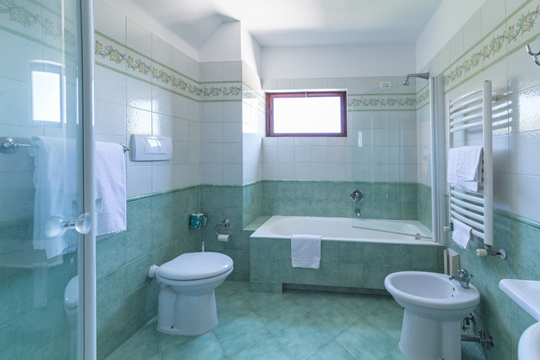 Bathroom 5, Hotel Iaccarino, Napoli