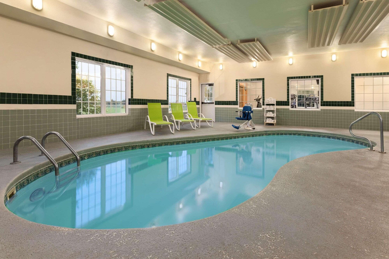 Sport & Beauty 5, Country Inn & Suites by Radisson, Salina, KS, Saline
