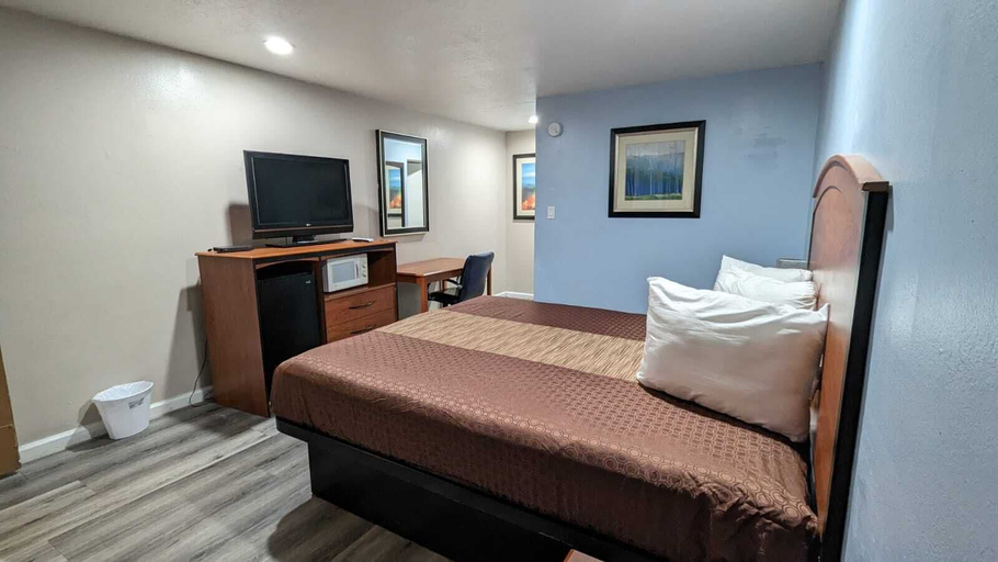 Bedroom 2, Best Motel, San Bernardino
