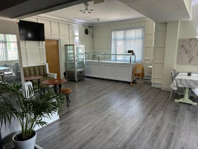 Others 5, The Grosvenor Free House, North Lincolnshire