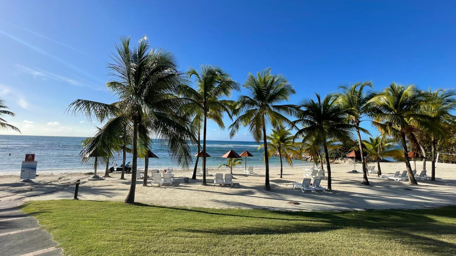 Others 4, Sur la Plage - Club Sainte-Anne, Sainte-Anne
