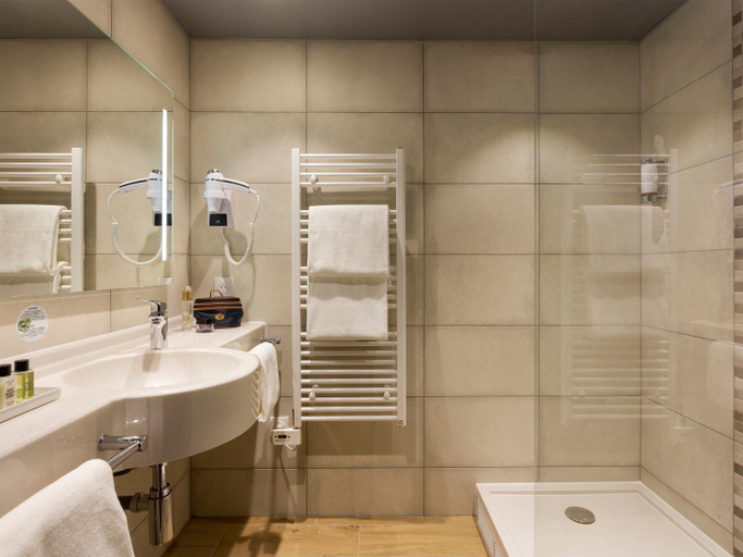 Bathroom 4, Hôtel Roi Soleil Prestige Plaisir - St Quentin, Yvelines