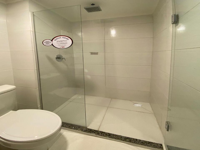 Bathroom 5, P1 Hotel, Santa Maria