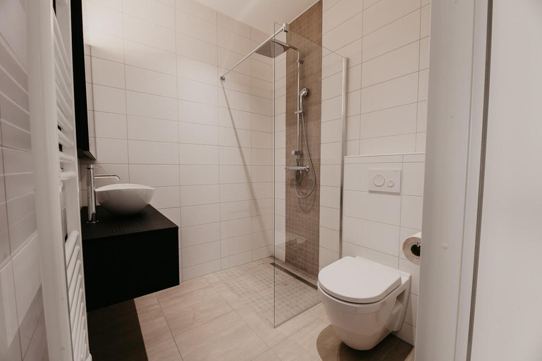 Bathroom, Residence Oude Haven room with terrace, Noord-Beveland