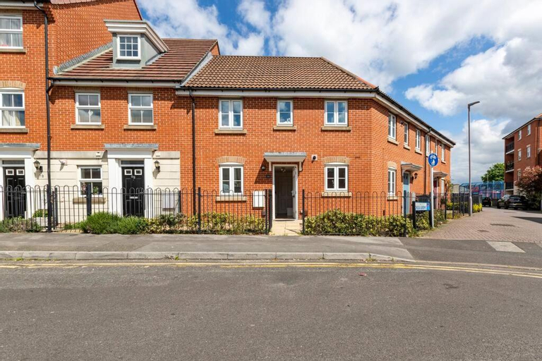 Others 2, Modern & Stylish 2 Bedroom Apartment! - Ground Floor - FREE Parking for 2 Cars - Netflix - Disney Pl, Bournemouth