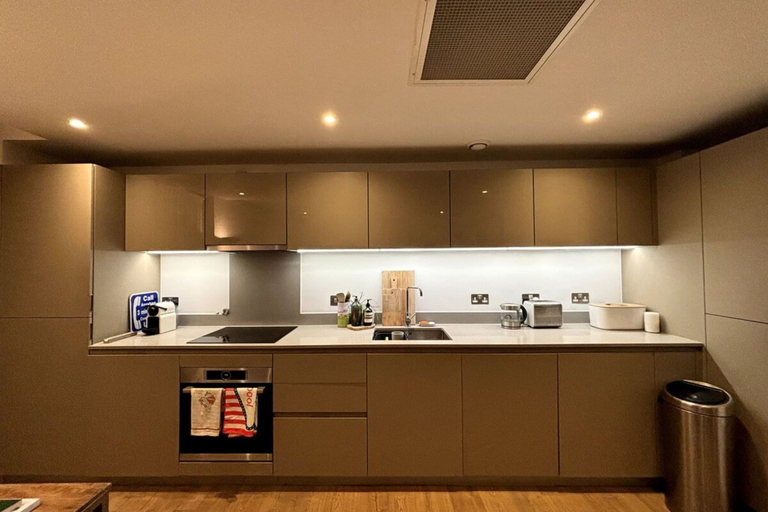 Others 3, Stylish 2BD Flat W/incredible View of London - Bow, London